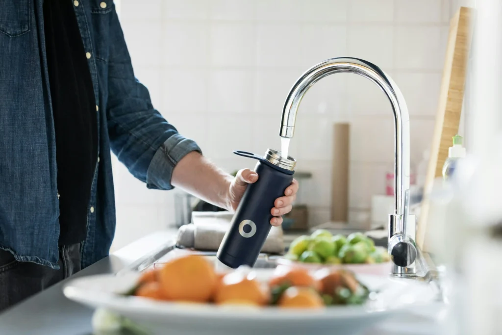 Grifo de agua en vivienda – acceso a suministros básicos tras legalización